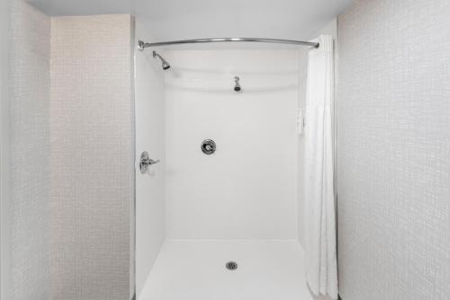 Hampton Inn Indianapolis Northeast/Castleton - image 10