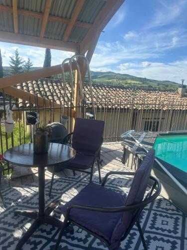Úszómedence, Appartement à la ferme (Appartement a la ferme) in Thoard