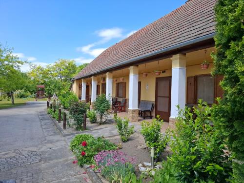 Garden, Eszter Vendeghaz Harta in Bölcske