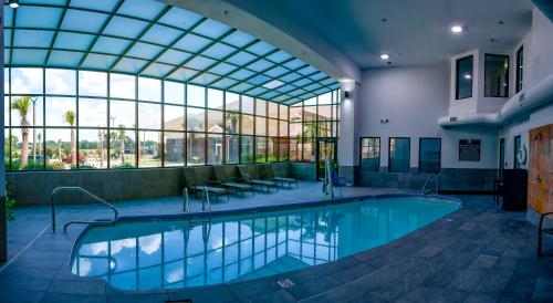 Swimmingpool, Doubletree by Hilton Hattiesburg in Hattiesburg (MS)