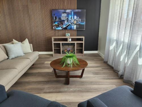Stylish 4BR Oasis - Luxe Backyard BBQ