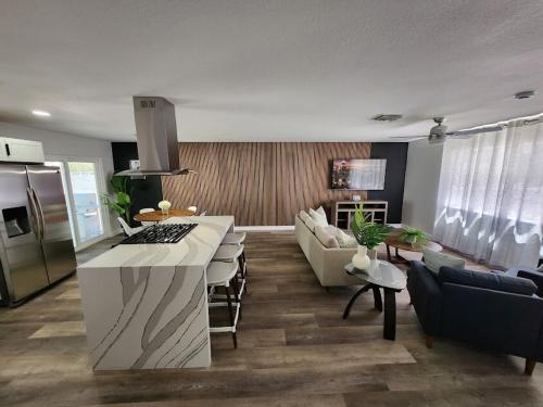 Stylish 4BR Oasis - Luxe Backyard BBQ, Las Vegas