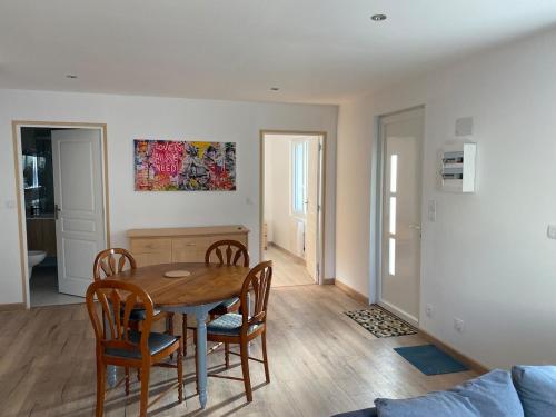 Oprema, Maison proche toutes commodités (Maison proche toutes commodites) in Les Lutinieres