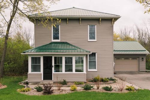 SquirrelHaus PEC in Gardenville (ON)