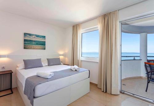 Quadruple Room with Sea View image 9