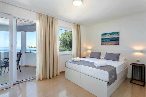 Quadruple Room with Sea View image 2