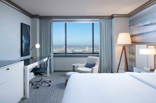 Deluxe King Room with Landmark View