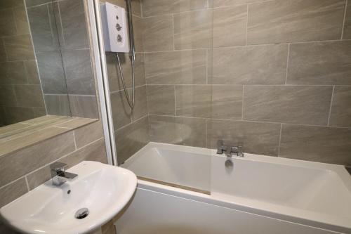 Luxury 2 Bedroom City Centre Apartment Up to 6 close to Utilita 1000Mbps SuperFast Internet, Birmingham (photo 8)
