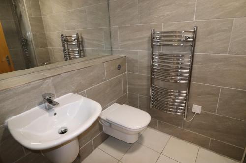 Luxury 2 Bedroom City Centre Apartment Up to 6 close to Utilita 1000Mbps SuperFast Internet, Birmingham (photo 3)