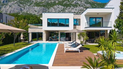 Villa Agava with heated pool Jacuzzi sauna gym 4 en-suite bedrooms Dugi Rat