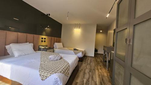 Aura Garden City Hotel - image 12