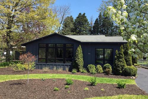 Pet friendly walk to Saugatuck hot tub