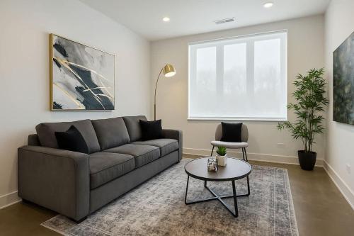 Stylish 4BR South Loop Home State 23-202