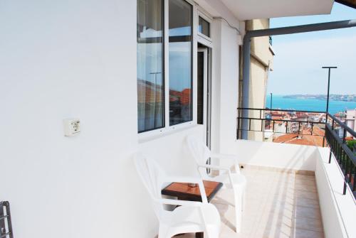 Double Room with Balcony image 8