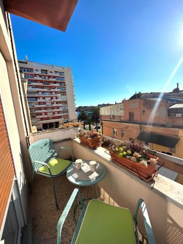 Three-Bedroom Apartment with Balcony and Sea View image 3