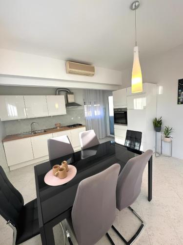 Three-Bedroom Apartment with Balcony and Sea View image 4