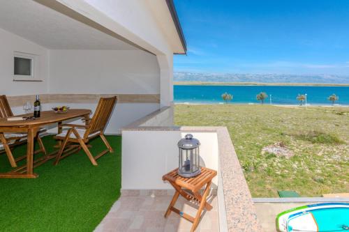One-Bedroom Apartment with Terrace and Sea View image 2