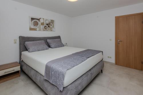 One-Bedroom Apartment with Terrace image 9