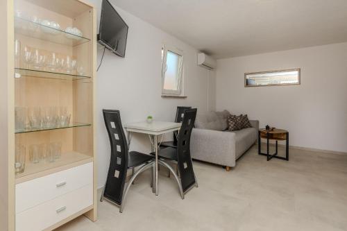 One-Bedroom Apartment with Terrace image 3