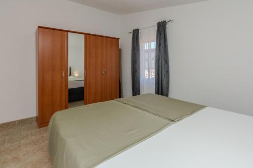 One-Bedroom Apartment with Terrace and Sea View image 10
