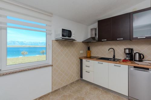 One-Bedroom Apartment with Terrace and Sea View image 5