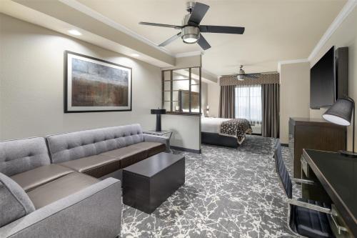 1 king bed, 1 sofa bed