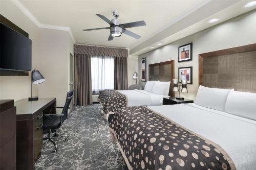 2 queen beds