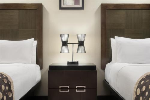 2 queen beds