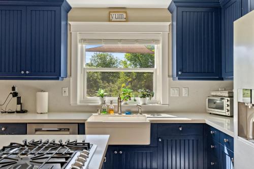 Wine Country Modern Farmhouse With Heated Pool, Hot Tub, Cybertruck thumb 2