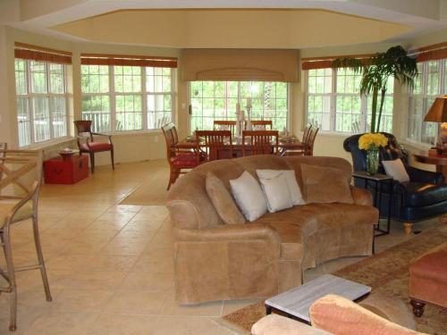 Spacious with golf and wildlife views 1233-4