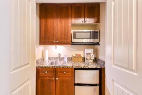 4106-L Bright & Cheery ground floor King Suite in World Golf