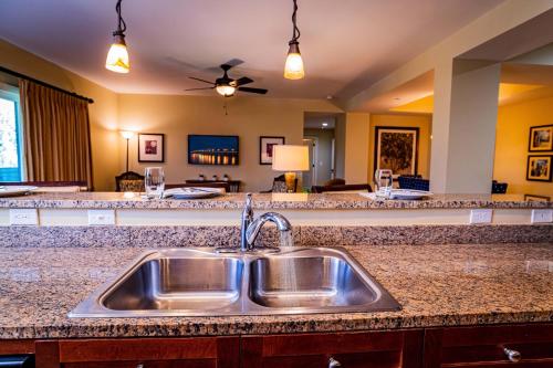 2 King Bedrooms - large balcony and kitchen 5212-2 in World Golf