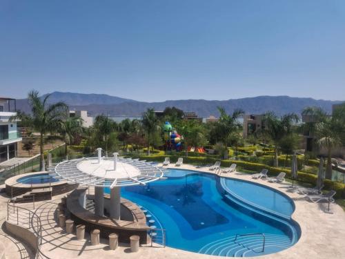 Hermosa Casa en Orilla del lago -Zona de villedos- in San Cristóbal Zapotitlán, Mexico