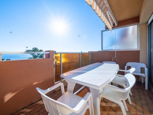 Appartement 6 personnes avec Wi-Fi, vue mer depuis terrasse - FR-1-827-25
