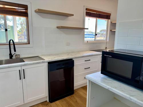 4 Bedroom Large Modern House in Merredin in เมเรอดิน