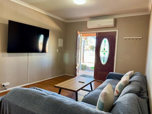 4 Bedroom Large Modern House in Merredin in เมเรอดิน