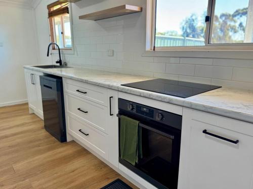 4 Bedroom Large Modern House in Merredin in เมเรอดิน