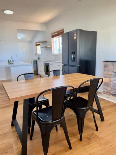 4 Bedroom Large Modern House in Merredin in เมเรอดิน