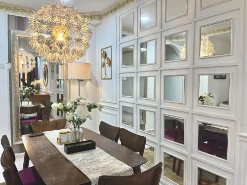 Serene Homestay Family near KL City Center with Spacious & Comfort Stay Shoplot, Kuala Lumpur