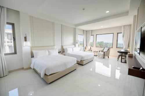 Deluxe Triple Room room in THE NAVY HOUSE HOTEL