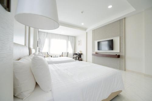 Deluxe Triple Room image 7