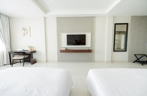 Deluxe Triple Room image 6