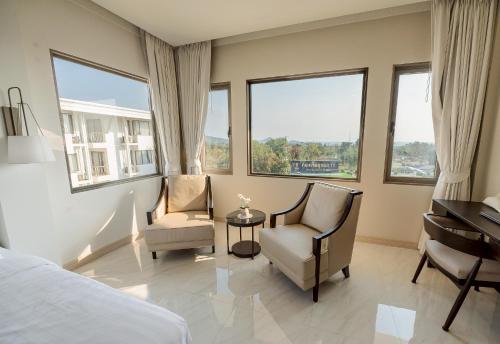 Deluxe Triple Room image 3
