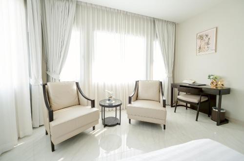 Deluxe Triple Room image 2