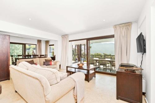Silvermist Lavish Retreat with Breathtaking Views - Tap to explore photos