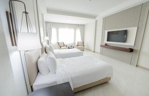 Deluxe Twin Room image 7