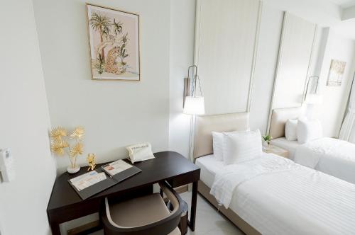 Deluxe Twin Room image 6