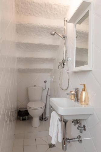 One-Bedroom Apartment image 6