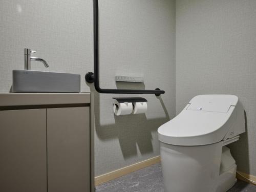 Suite Room with Washing Machine image 3