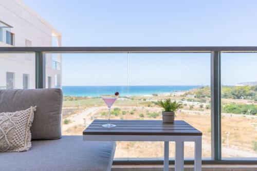 Instalações, Stylish Seaside Escape with Balcony in Nahariya